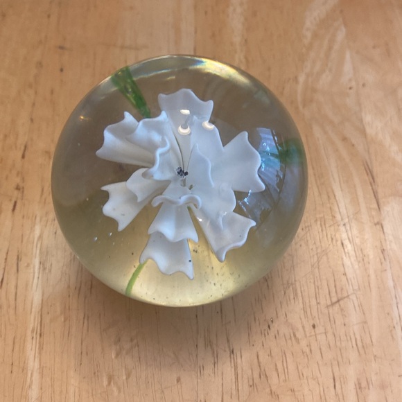 Vintage art glass flower paper weight. There is a small dent on bottom side - Picture 2 of 6